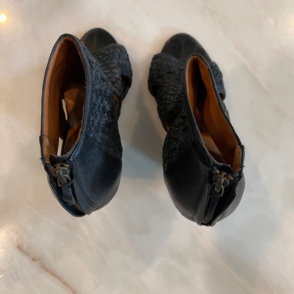 Elizabeth and James Black Leather Wedge Sandals w/ back Zipper. Booties 9B - Picture 4 of 9